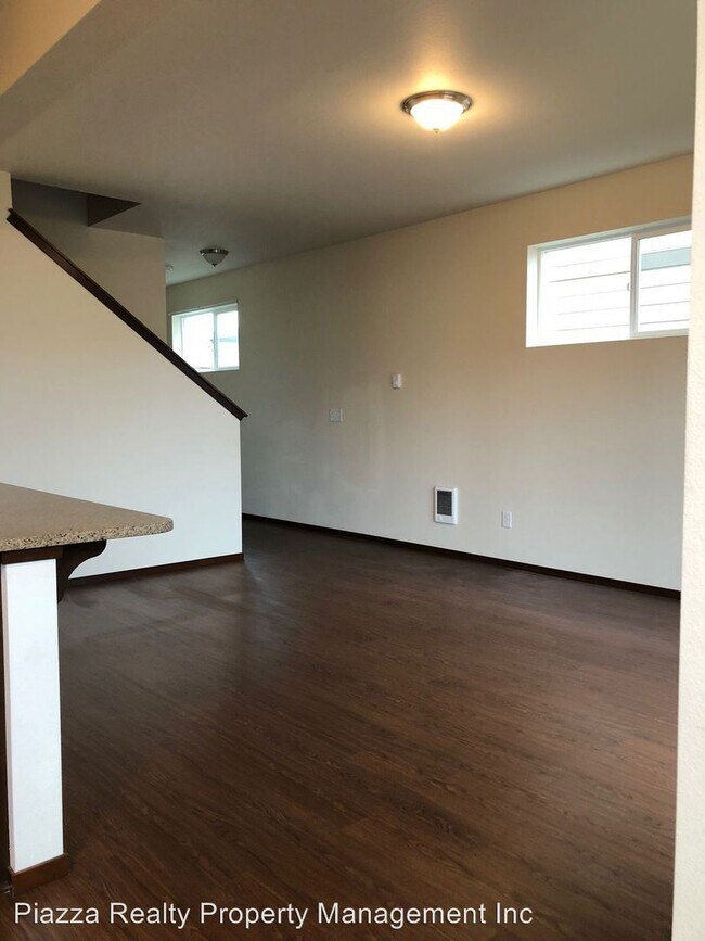 Foto del edificio - 586-586 Rose Ln