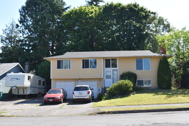 Building Photo - 1752 SW Mawrcrest Ave