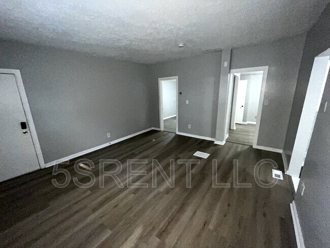 Foto del edificio - 240 S Mary Ellen St