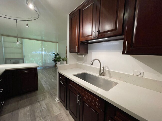 Foto del edificio - Partly Furnished 2-bedroom, 2-bath condo a...
