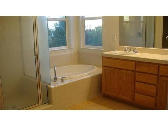 Foto del edificio - 11784 Village Pond Way