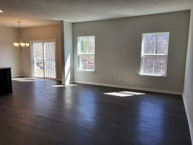 Building Photo - 40 Pine Ave