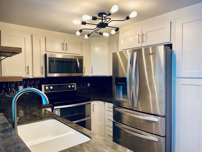 Foto del edificio - Partly Furnished 3-bedroom, 3-bath condo a...