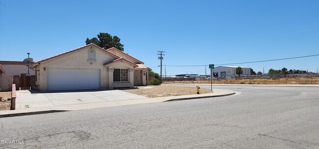 Foto del edificio - 2608 Starbrite Ave