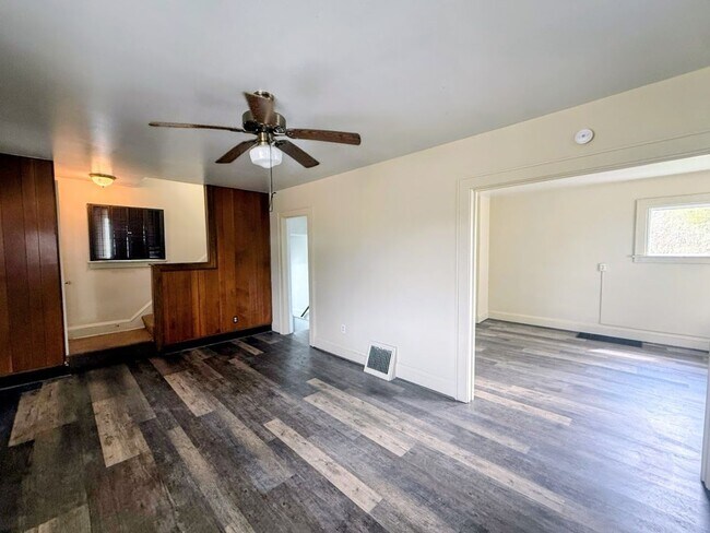Foto del edificio - Three bedroom one bathroom home for rent