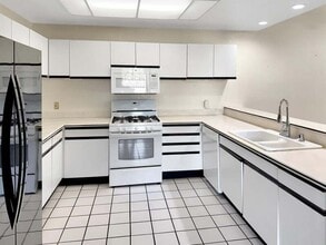 Building Photo - 2601 S Broadmoor Dr