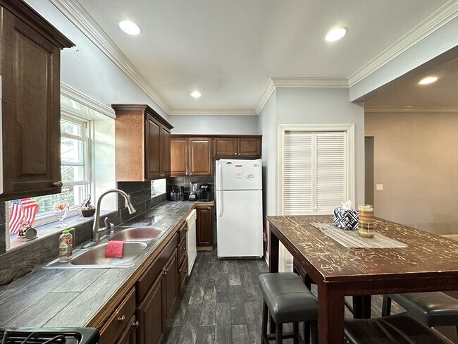 Foto del edificio - 6424 N Magnolia Ave