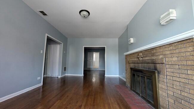 Foto del edificio - Spacious 3BR Apartment in Oak Park – 1,326...