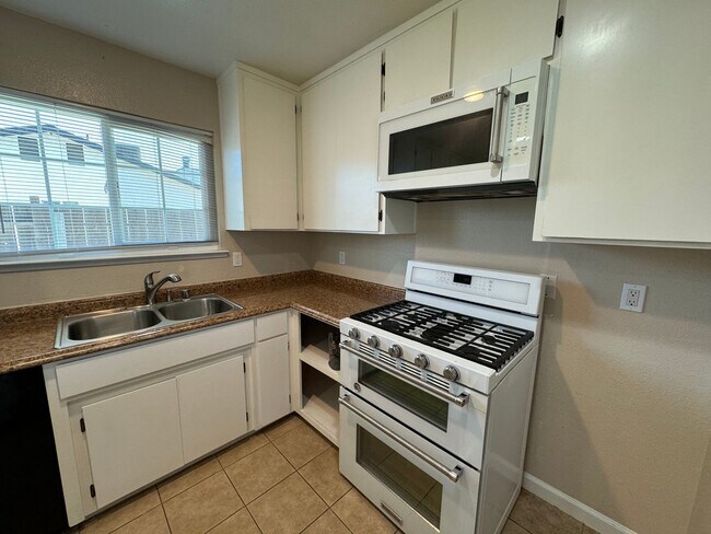 Building Photo - REDUCED!!!  3 Bedroom 2 Bath in Mature Nei...