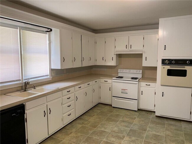Building Photo - 215 S 13th Pl