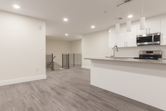 Building Photo - 1065 tremont St
