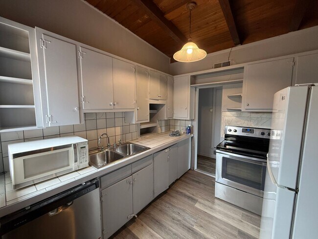 Foto del edificio - Love the Classic Look!  Big Windows for Light, Gas Heat for Comfort.  Pets Welcome too!