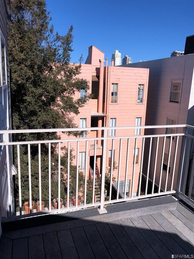 Foto del edificio - 1638 Larkin St
