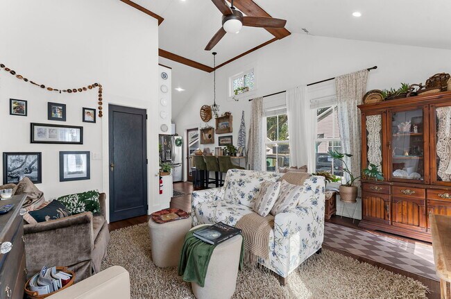 Foto del edificio - 1456 E Montague Ave