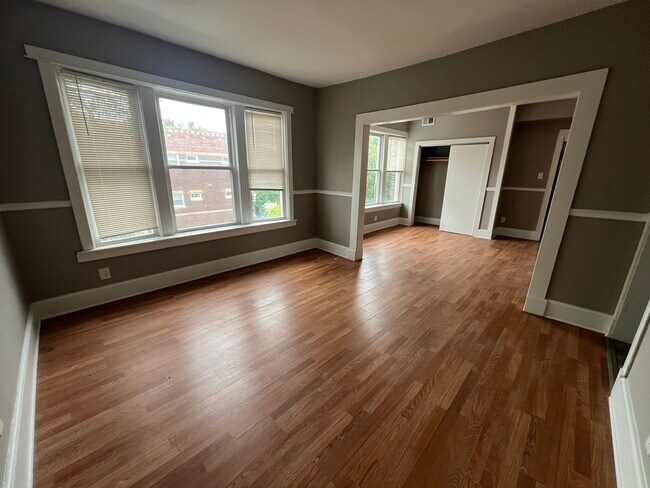 Building Photo - 1022 W 77th St