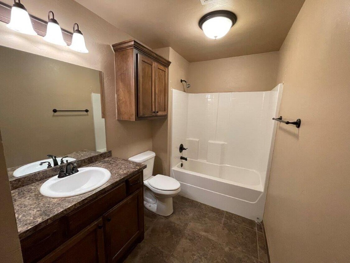 Foto principal - 3 bed room, 2 baths with a 2 car garage fo...
