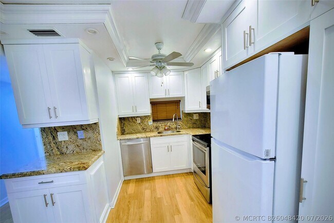 Building Photo - 9411 N Hollybrook Lake Dr