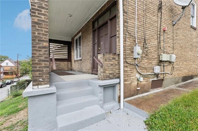 Building Photo - 328 James St