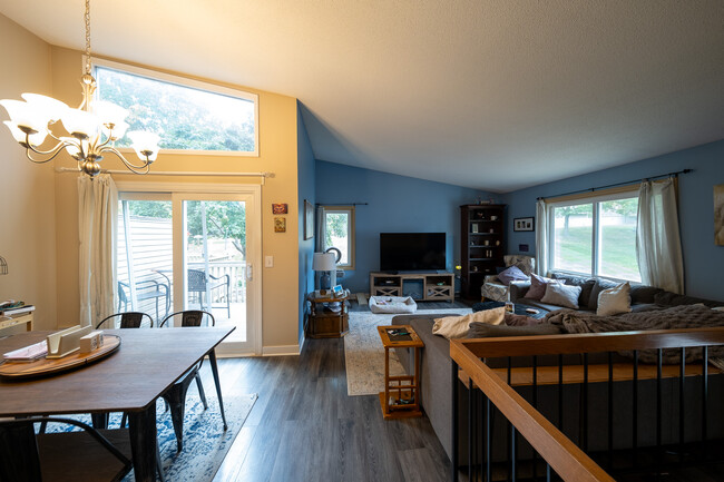 Building Photo - 4222 Goldenrod Ln N