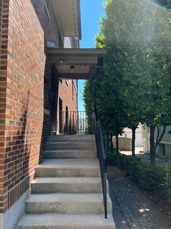 Building Photo - 23 7th Ave