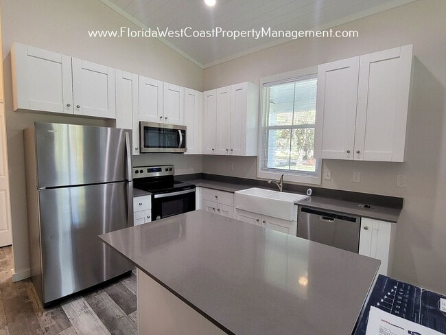 Foto del edificio - ADORABLE 2 BEDROOM COTTAGE! STAINLESS STEEL MOVE IN READY FOR FEBRUARY!