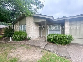 Building Photo - 713 Phillips Dr