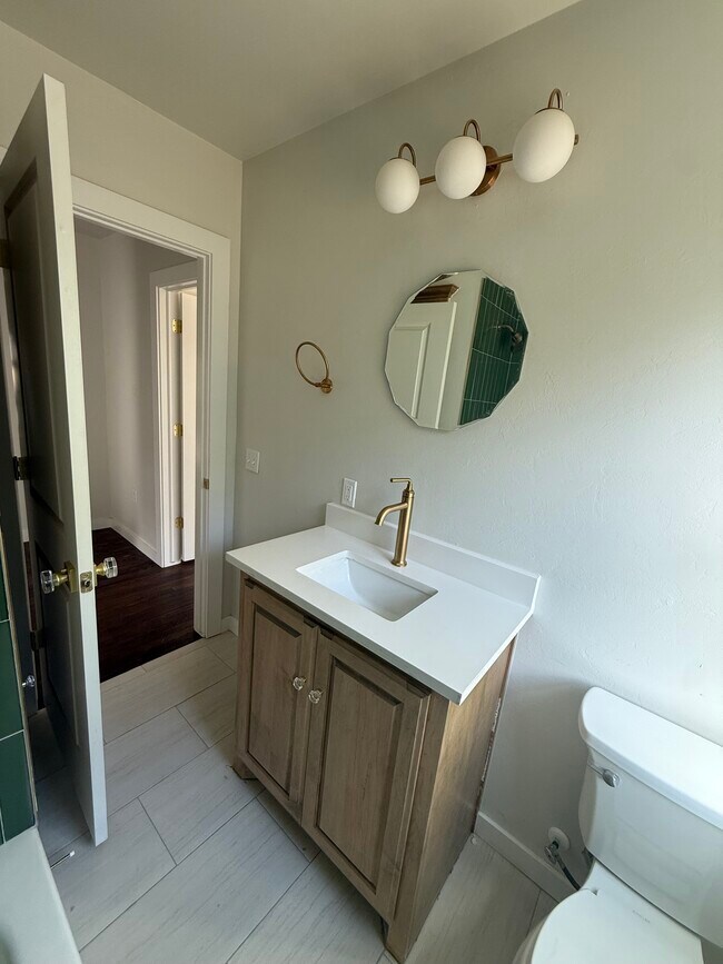 Vanidad - 822 NE 17th St