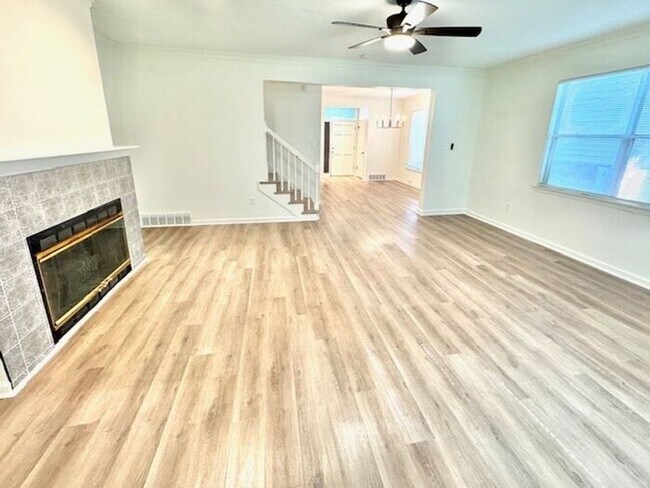 Building Photo - Spacious updated Cordova Townhome Available!