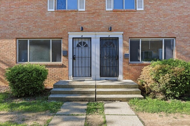Foto del edificio - 1759 Lonsdale Rd
