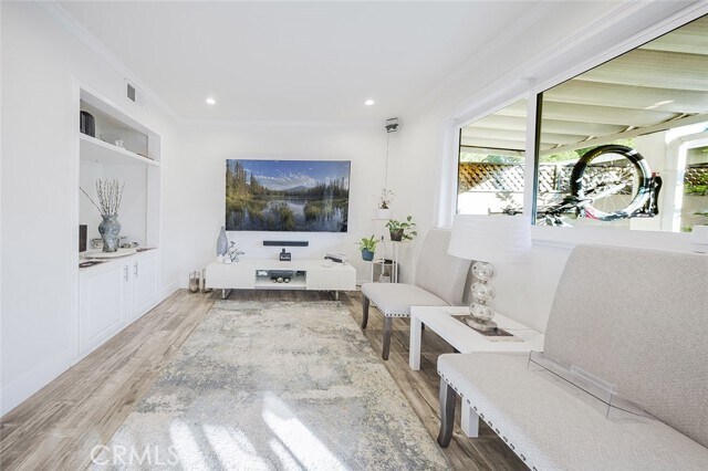 Foto del edificio - 6667 Wilbur Ave