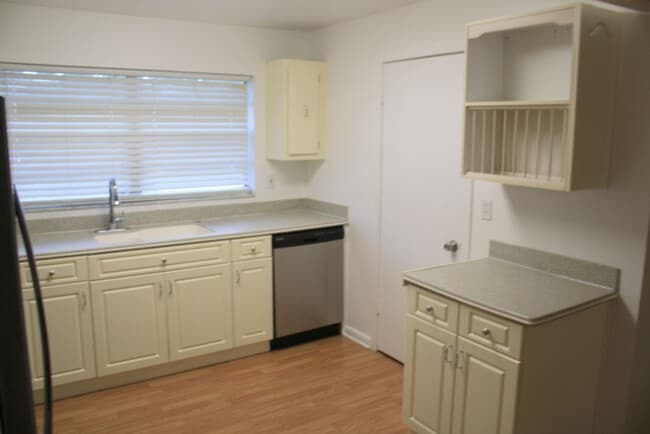 Building Photo - lovely one story duplex