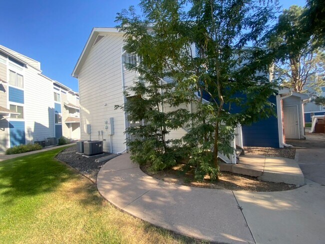 Building Photo - Updated 1 Bed 1 Bath Right Next to Buckley...