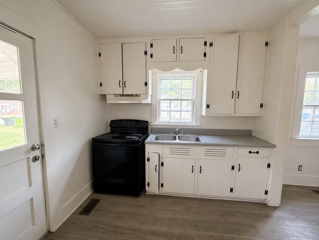 Building Photo - 707 Brisson Ave