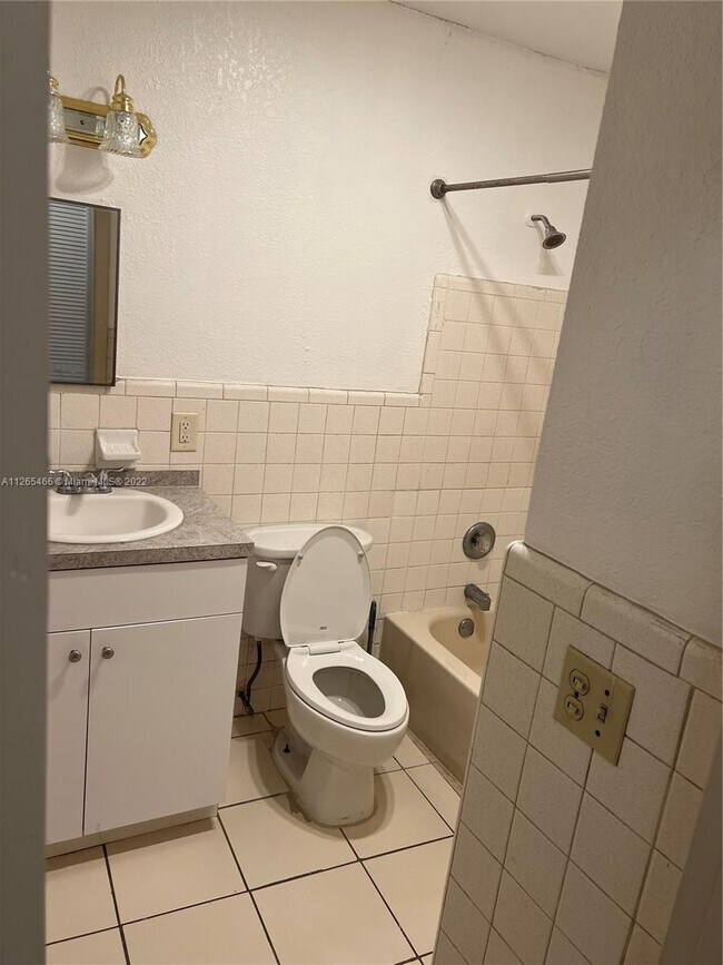 5210 NW 16th St Unit 2, Lauderhill, FL 33313 Room for Rent in