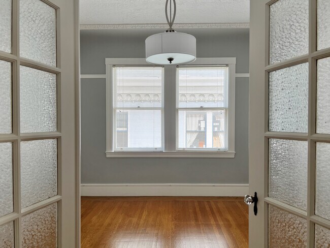 Living room / french doors & windows - 350 Green St