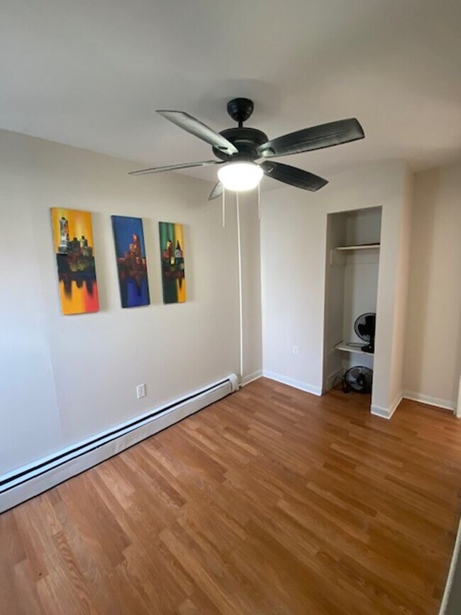 Building Photo - 3-BEDROOM ROWHOME AVAILABLE IN READING
