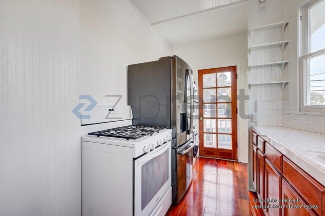 Building Photo - Unit B
