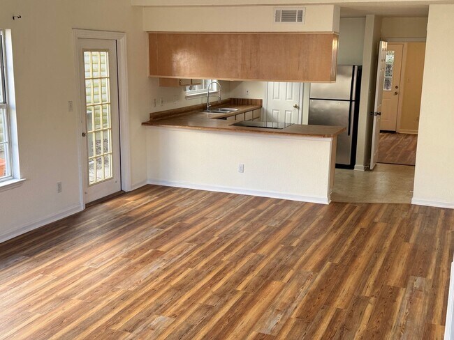 Foto del edificio - 2511 Golden Park Ln