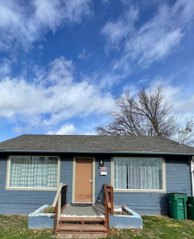 Foto del edificio - Available Now! Pet-Friendly Updated 2 Bedroom, 1 Bath Home with Fenced Yard & Storage Shed