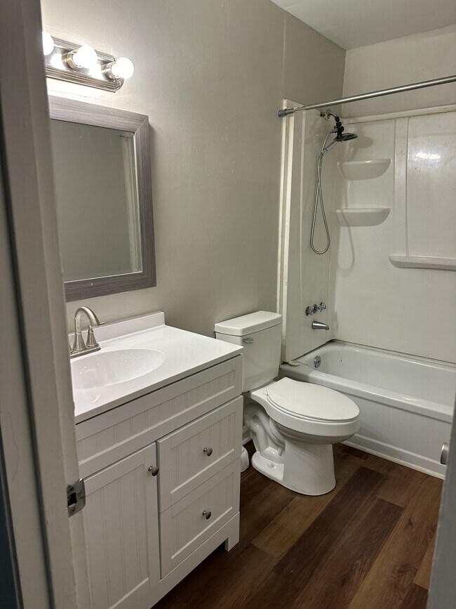main bathroom - 700 Farmhurst Dr