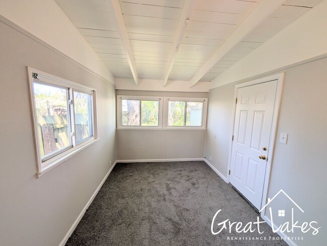 Building Photo - Stunning 2 Bedroom 1 Bathroom now availabl...