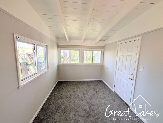 Foto del edificio - Stunning 2 Bedroom 1 Bathroom now availabl...