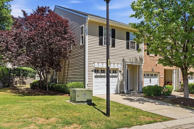 Building Photo - Beautiful  3 bedroom Townhome Living in Apex, NC