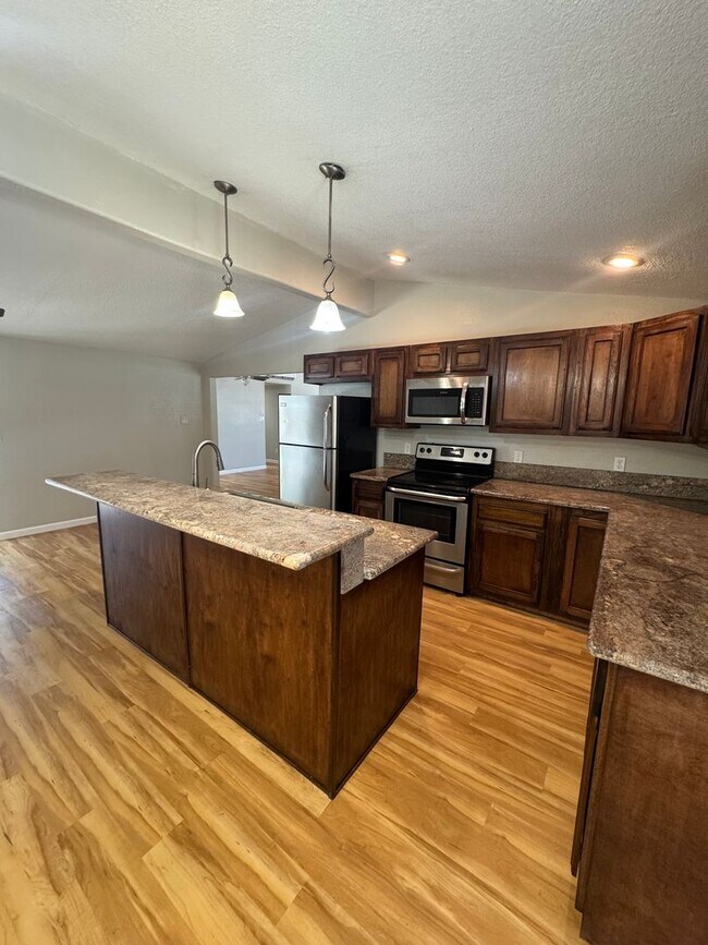 Foto del edificio - BEAUTIFUL 3 BED/2 BATH HOME WITH POOL