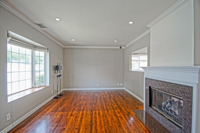 Foto del edificio - Beautifully Remodeled, Bright & Airy Home w/ Detached Bonus Room w/ Bath & 1-Car Garage, Front Ya...