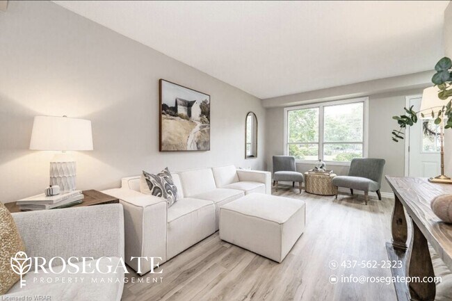 Photo du bâtiment - Spacious 3-Bedroom Townhome in Kitchener –...