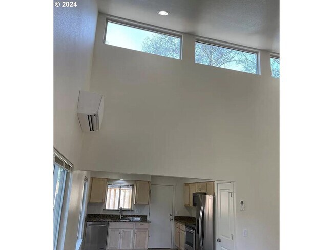 Foto del edificio - Bright and Airy Home with Stainless Steel Kitchen, Vaulted Ceilings & Washer + Dryer
