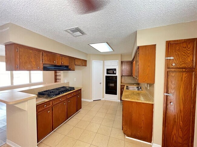 Building Photo - 6902 Feather Creek Dr