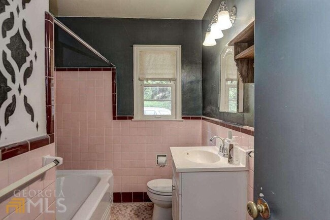 Building Photo - 352 W Parkwood Rd