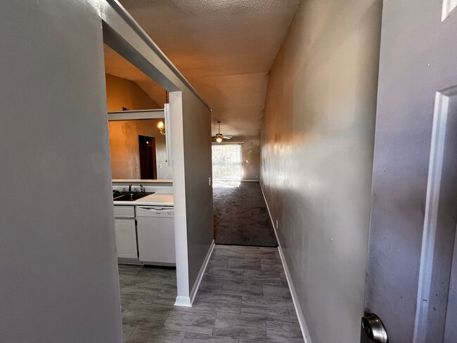 Building Photo - Apartment